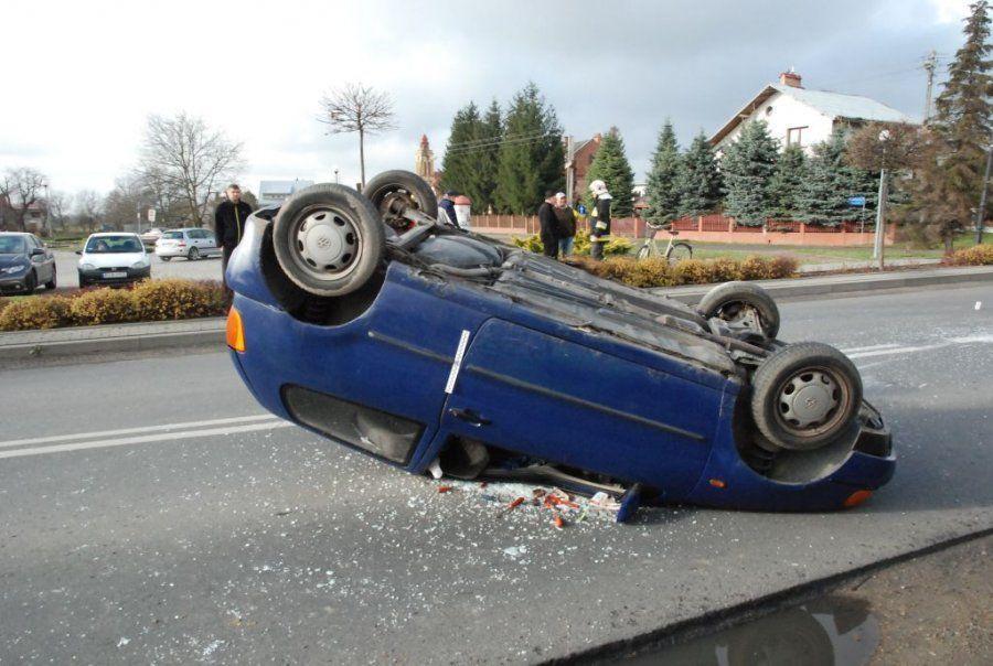 Dachowanie volkswagena. Ranna pasażerka 