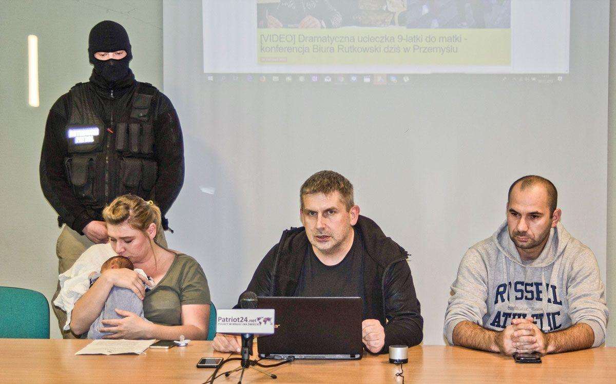 Już tylko jedno dziecko w rękach ojca. Kolejne akty rodzinnego dramatu