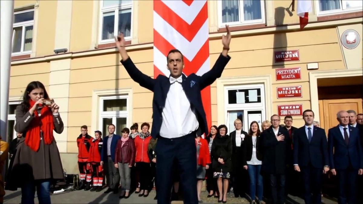 1500 uczniów na przemyskim Rynku odśpiewało hymn narodowy [WIDEO]