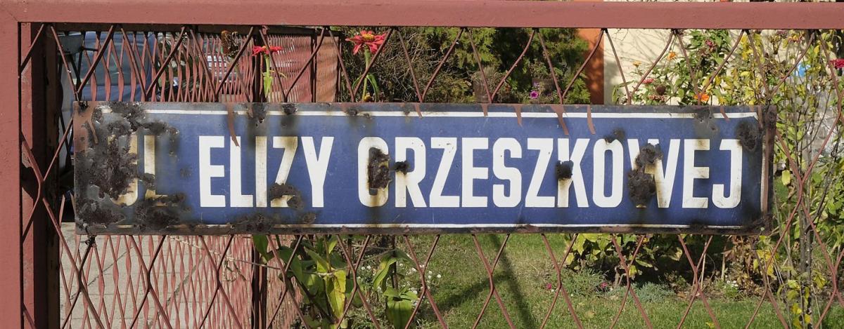 Okiem czepialskiego: O znaczącej postaci przypomina zniszczona tabliczka 