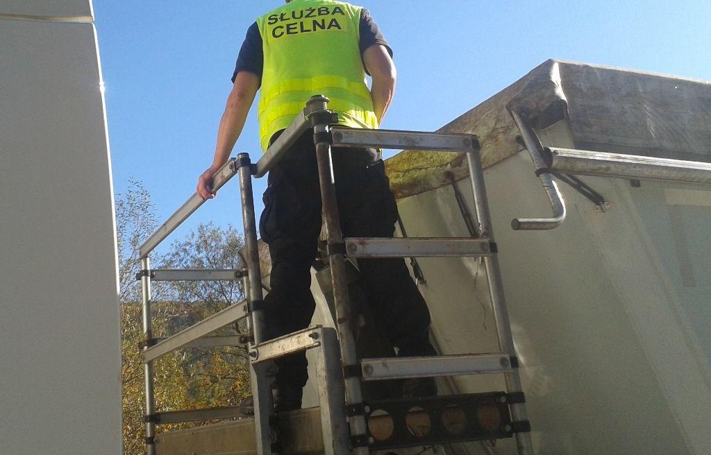 Próbował wwieźć do Polski 18 ton odpadów