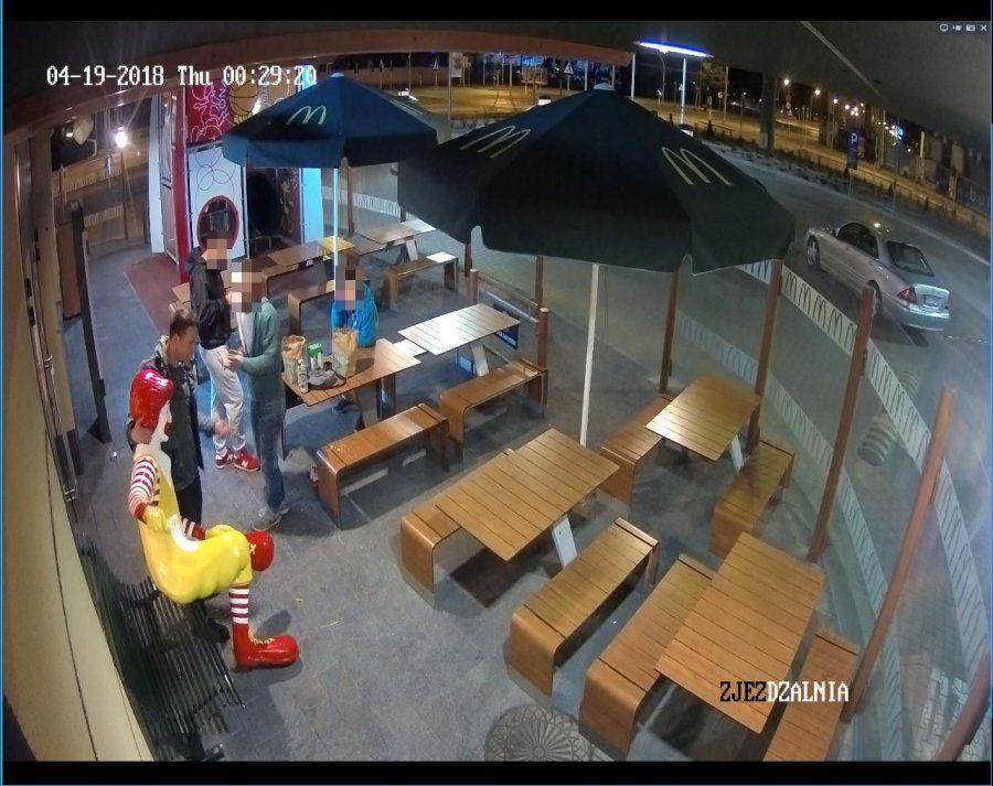 Uszkodził klauna pod McDonaldem. Szuka go policja [ZDJĘCIA]