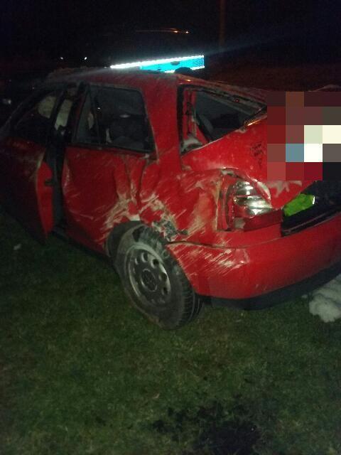 Zjechał z drogi, odbił się od mostka, w finale dachował