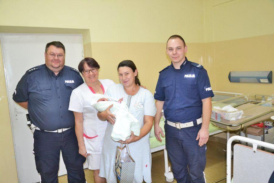 „Proszę, pomóżcie. Moja córka rodzi w aucie”. Policjanci eskortowali rodzącą!