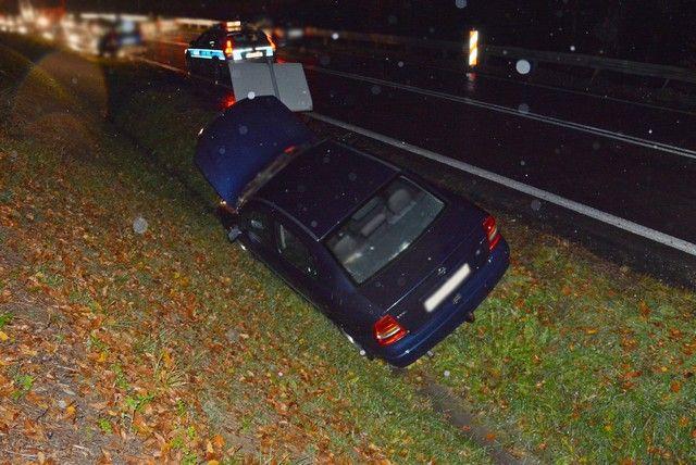 Wylądowała w rowie – jej pasażerowie w szpitalu [ZDJĘCIA]