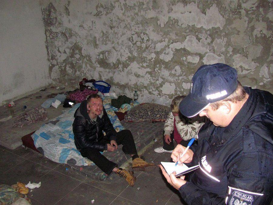 Policjanci szukali osób bezdomnych [ZDJĘCIA]