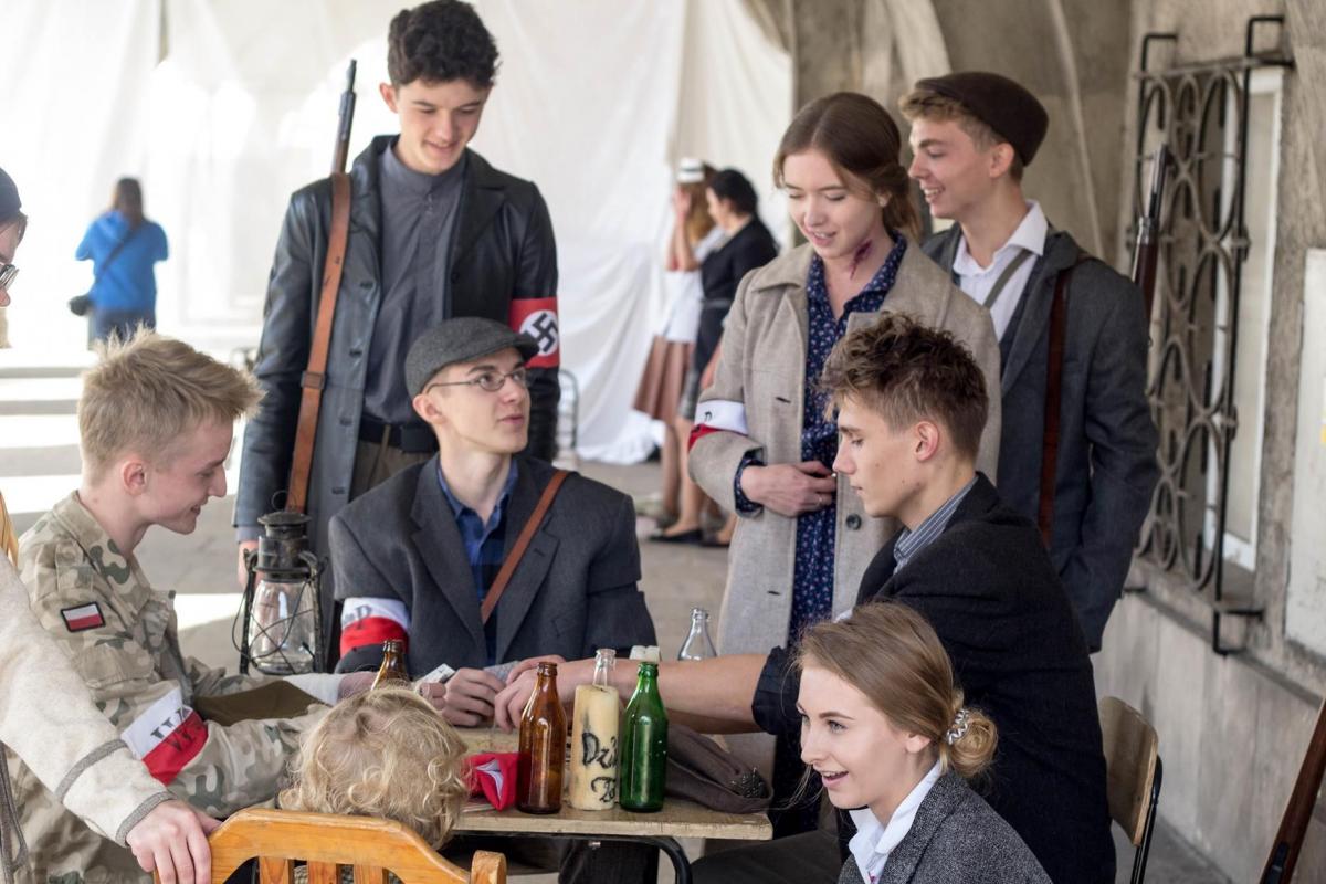 Okupowana Warszawa na Rynku. Licealiści kręcili film o patronie miasta [ZDJĘCIA]