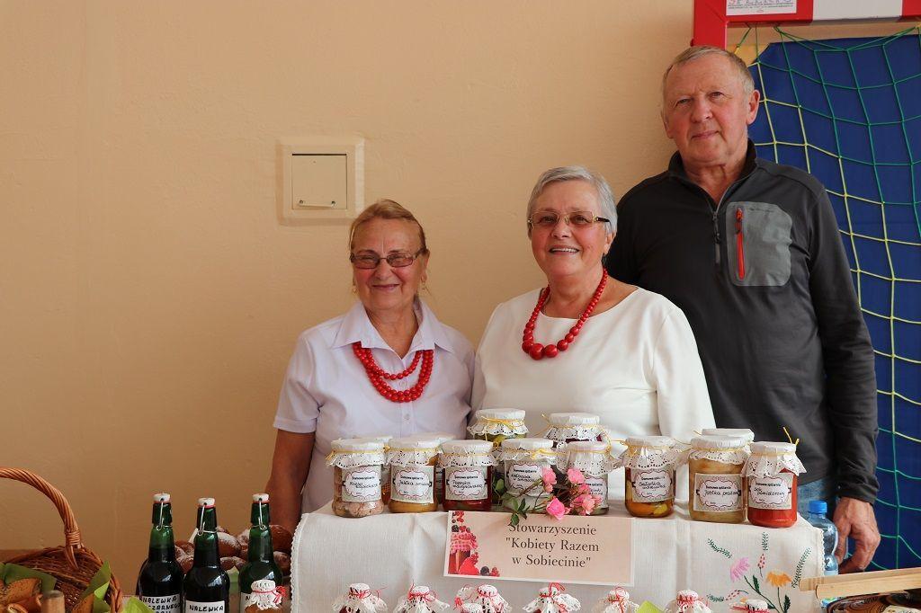 Stoły uginały się od pasztetów, dżemów i kapusty [ZDJĘCIA]