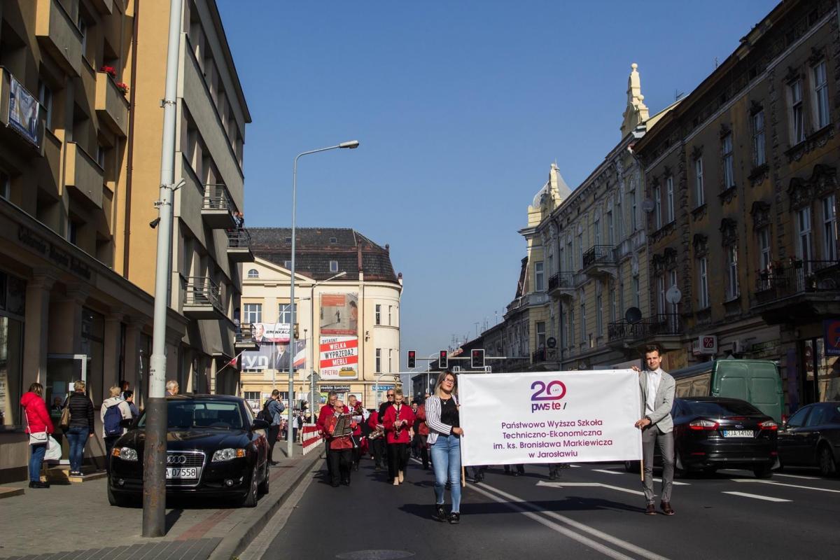 Inauguracja roku akademickiego w PWSTE. Studenci przeszli ulicami miasta! [ZDJĘCIA]