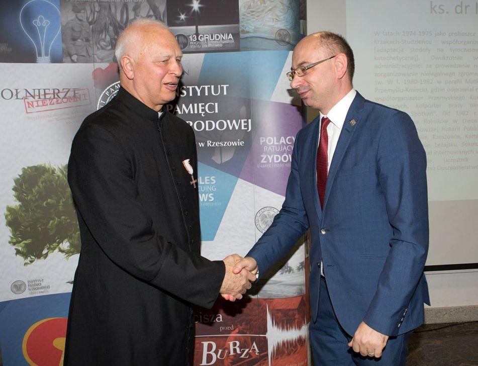 Krzyż Wolności i Solidarności dla księdza Borcza
