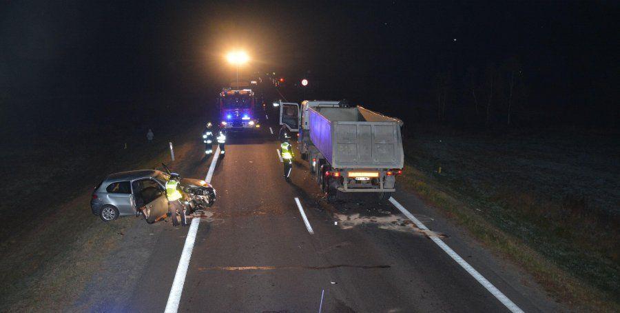 Wjechał alfa romeo w ciężarówkę. Czwórka nastolatków trafiła do szpitali