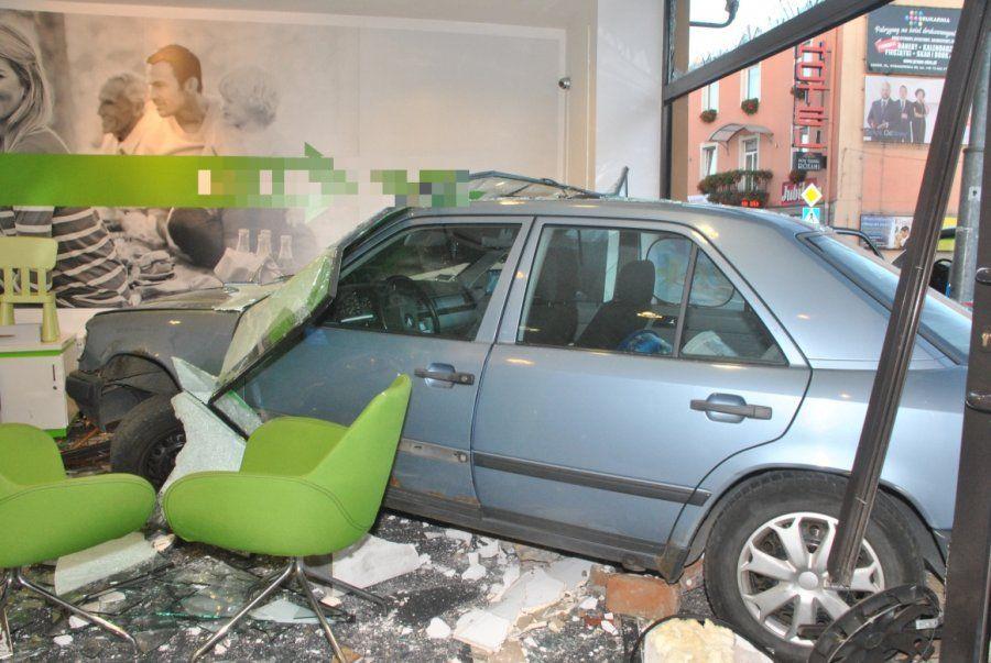 Wjechał mercedesem do banku przez witrynę. Kierowca zasłabł