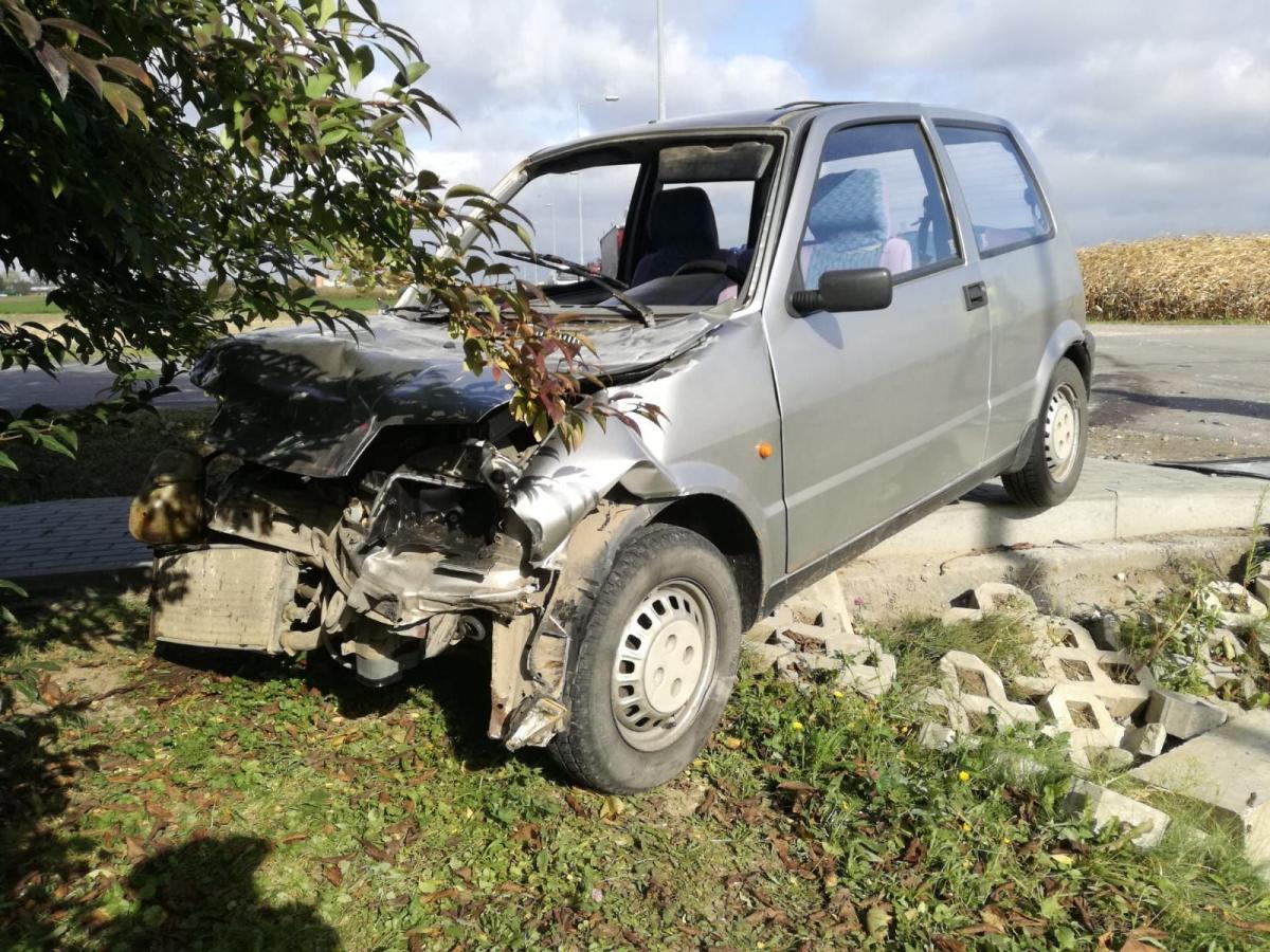Dostawczy mercedes uderzył w cinquecento. Jedna osoba ranna [ZDJĘCIA]
