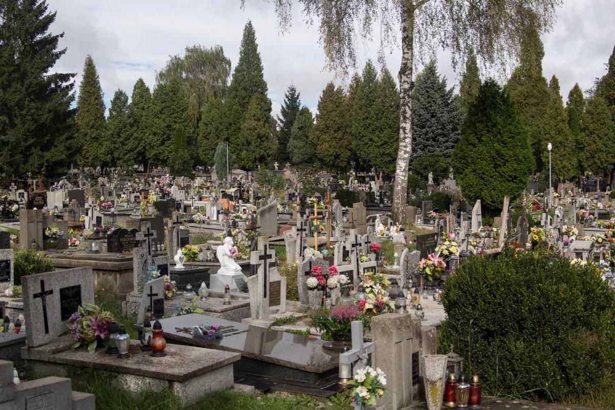 5 nagrobków nadal uszkodzonych, o wypłaty odszkodowania trudno