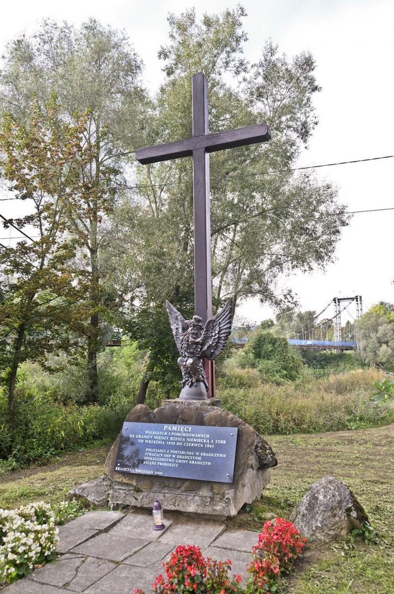 Odnowiono miejsce pamięci nad Sanem w Krasiczynie