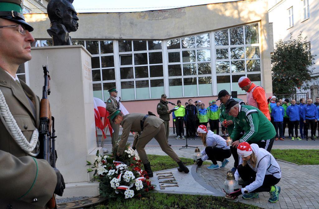 Pogranicznicy przed pomnikiem ojca polskiej niepodległości