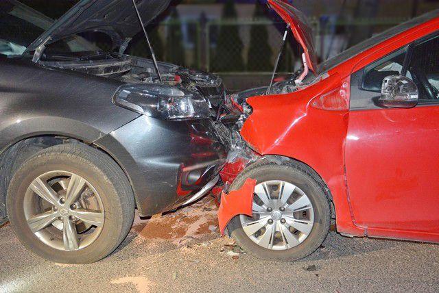 Zjechała na przeciwległy pas. Spowodowała wypadek z udziałem trzech aut