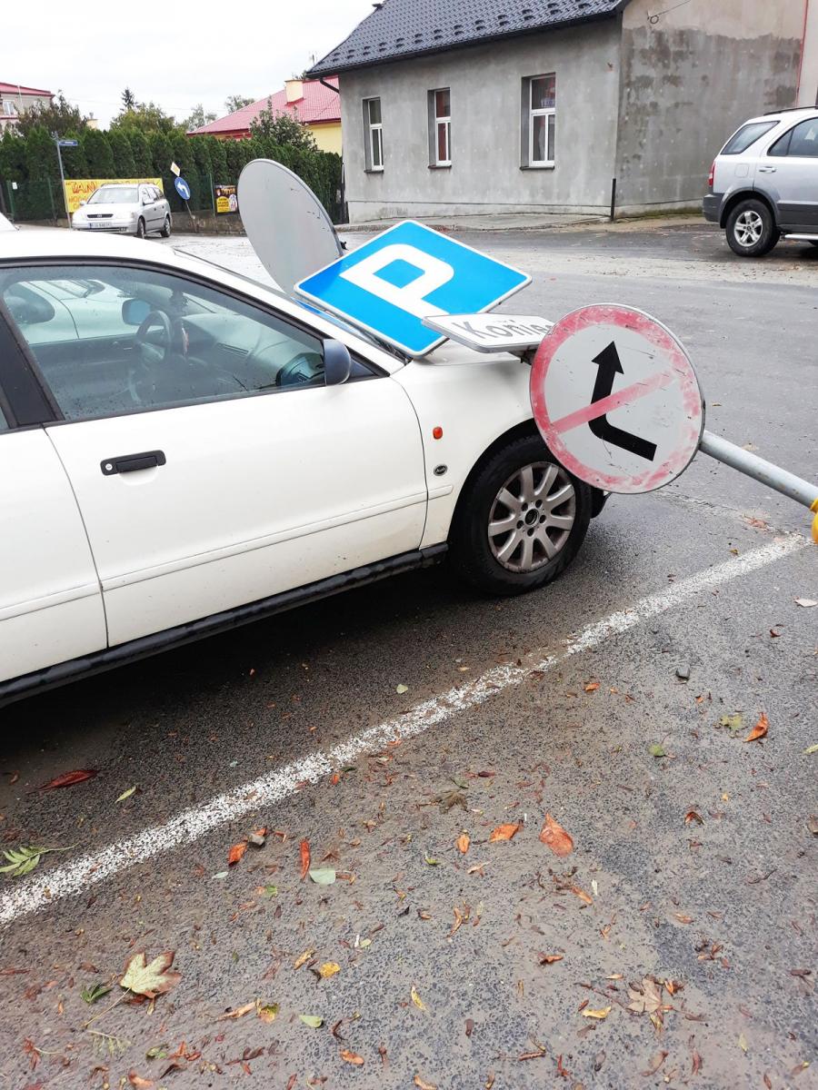 Kierowca auta miał sporo szczęścia [ZDJĘCIA]