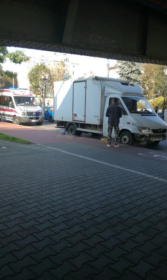 Zaklinowany samochód pod mostem im. Orląt Przemyskich [ZDJĘCIA]