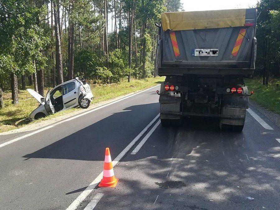 Kierowca ciężarówki wjechał w tył peugeota. Ucierpiała pasażerka