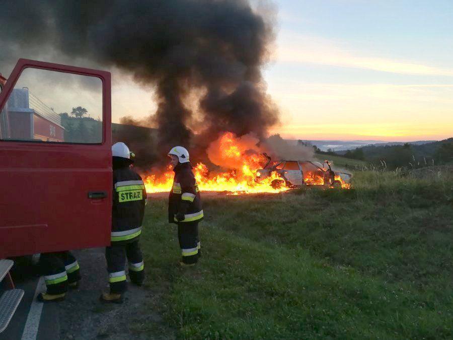 Audi stanęło w płomieniach. Kierujący wydostał się przez okno
