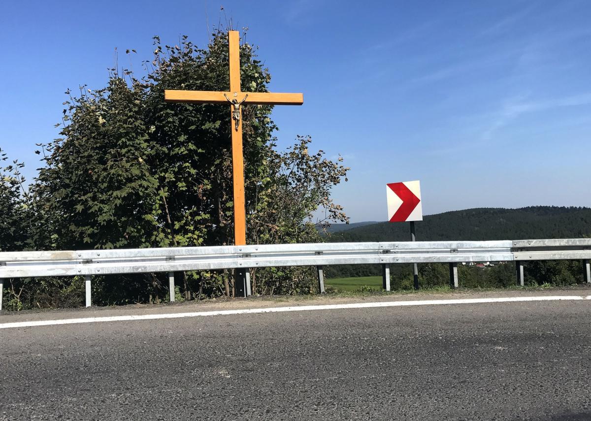 Nowy krzyż w miejscu tragedii