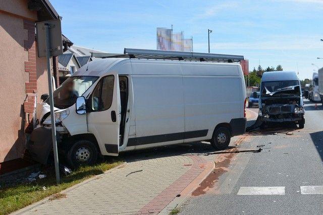 Zepchnięty z drogi citroen uszkodził dom [ZDJĘCIA]