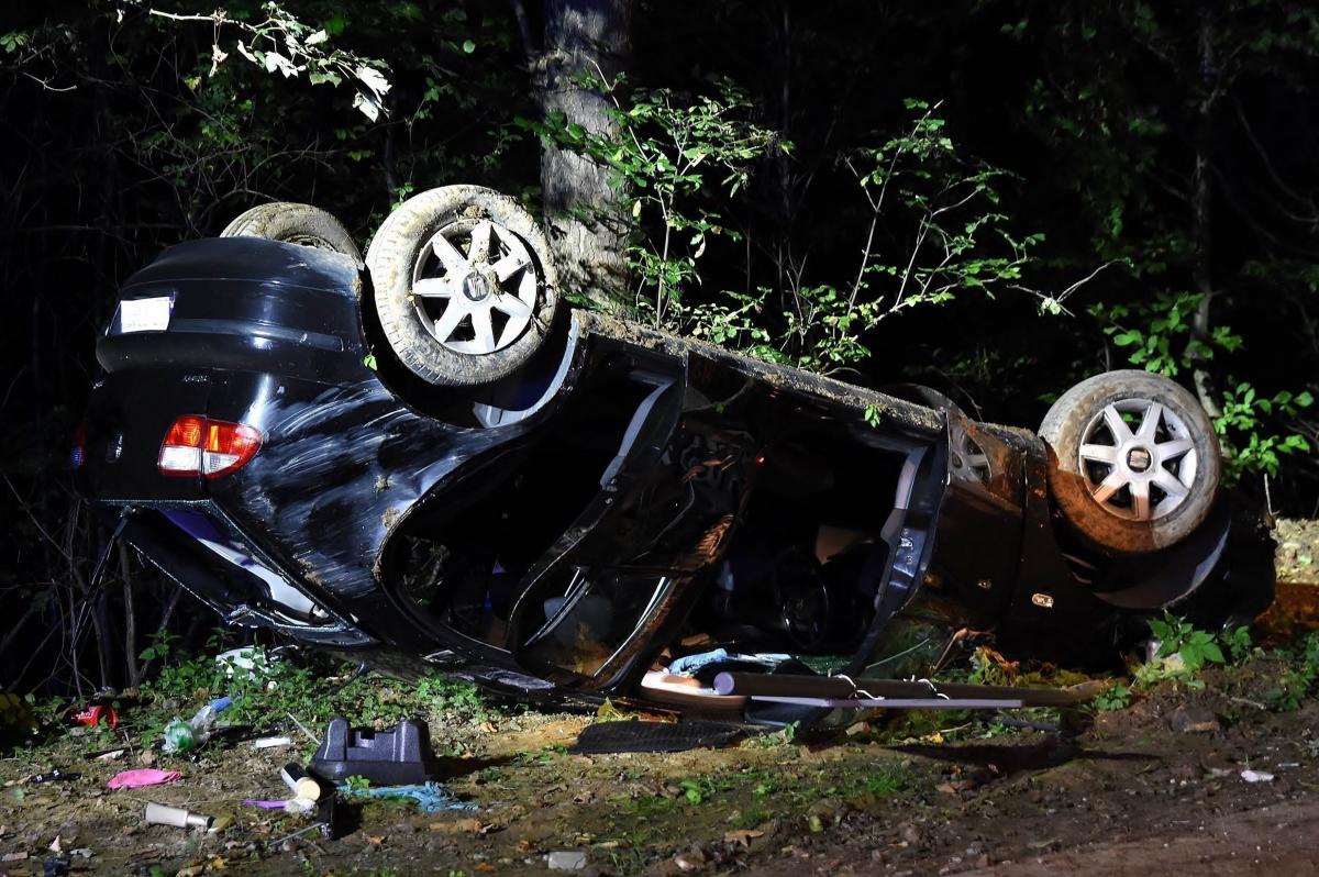 Seat dachował na Lipowicy. 18-latka poważnie ranna [ZDJĘCIA]