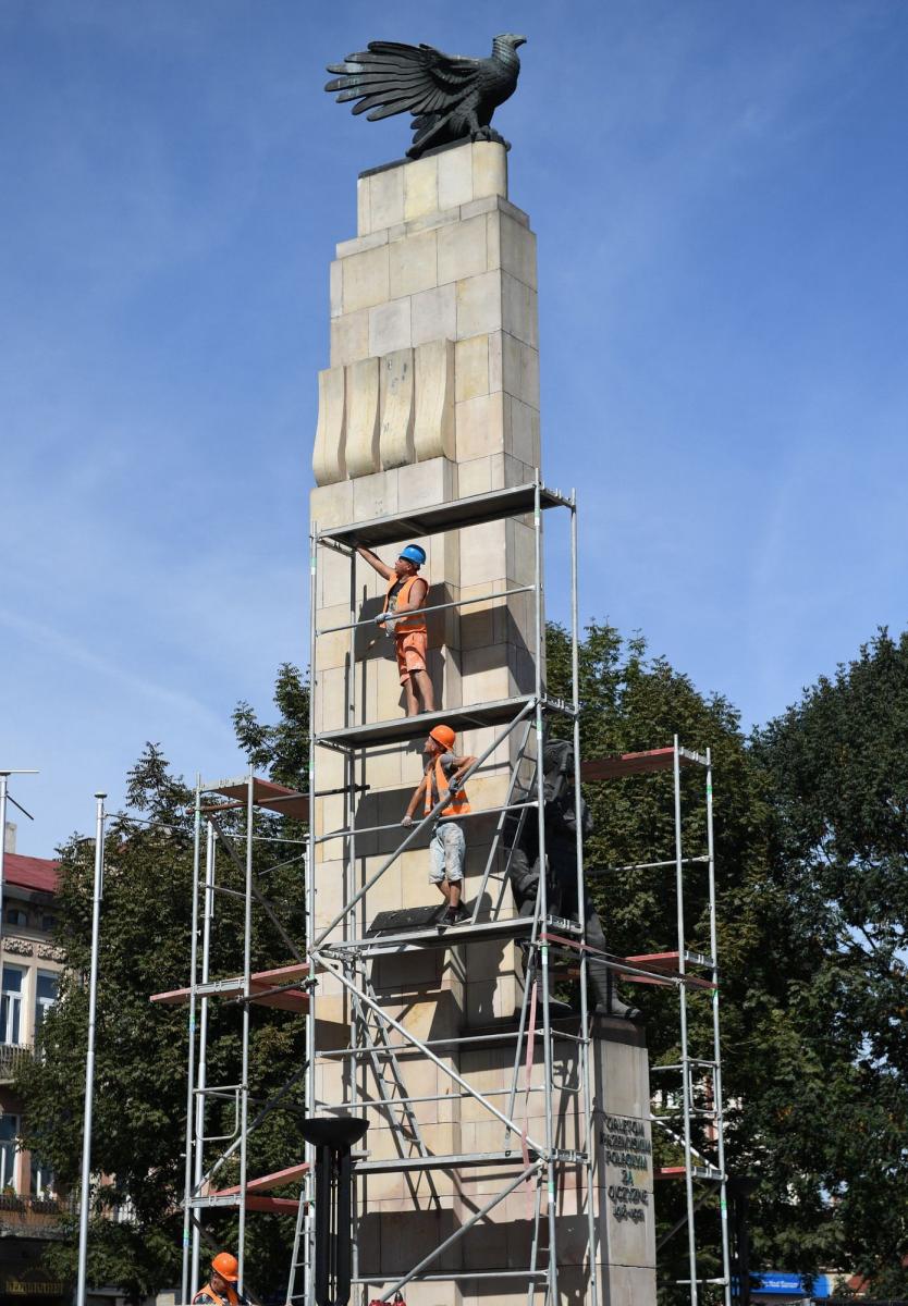 Pomnik Orląt Przemyskich spowity rusztowaniem