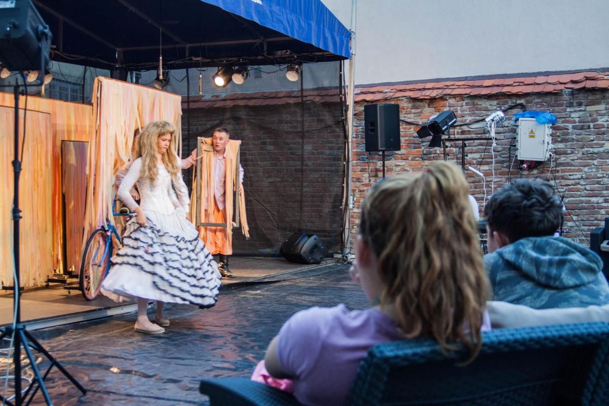 Teatralny przystanek na dziedzińcu