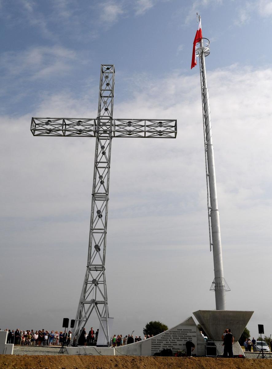 Wysoki krzyż i jeszcze wyższy maszt już stoją