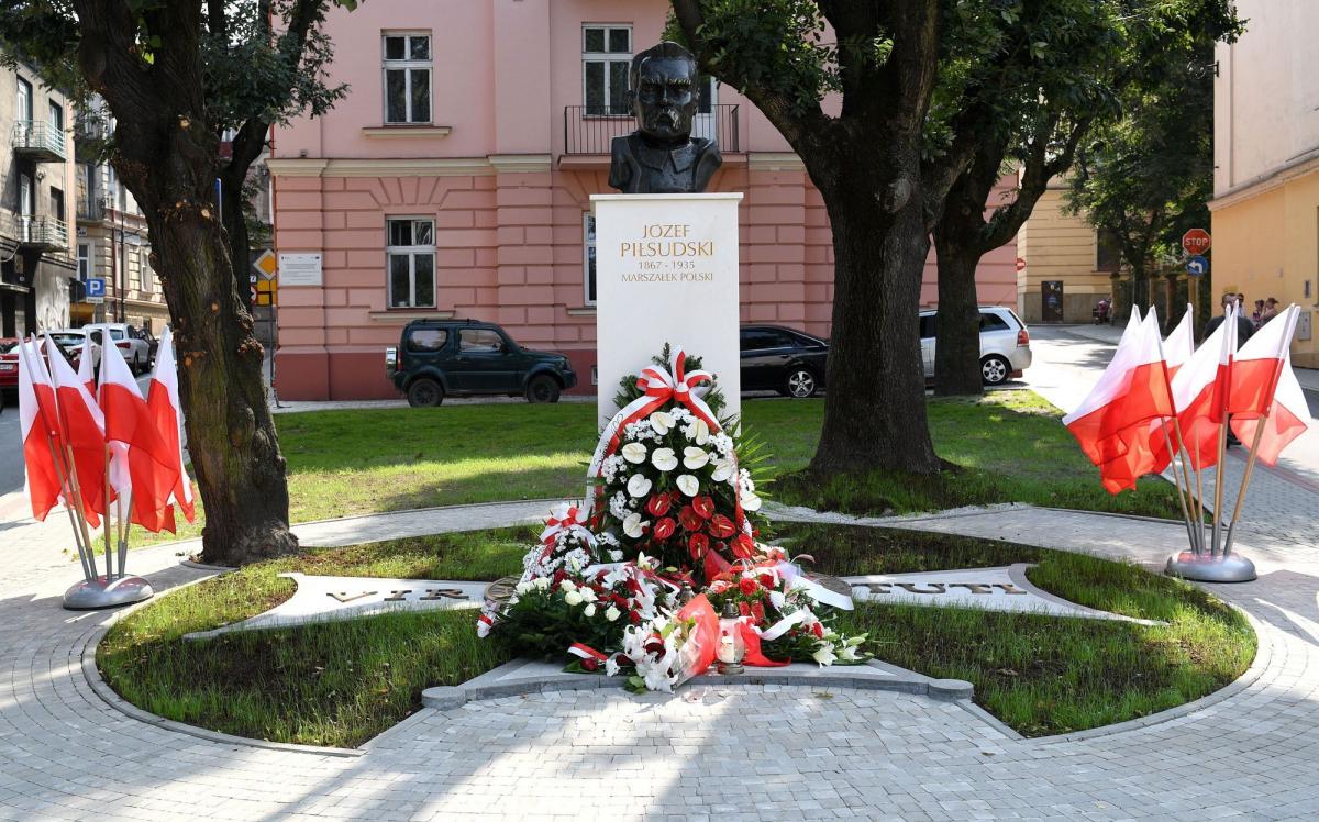 Marszałek na wyższym postumencie