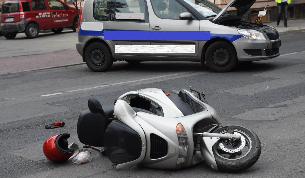 Wypadek na Krasińskiego. Ranny motocyklista [ZDJĘCIA]
