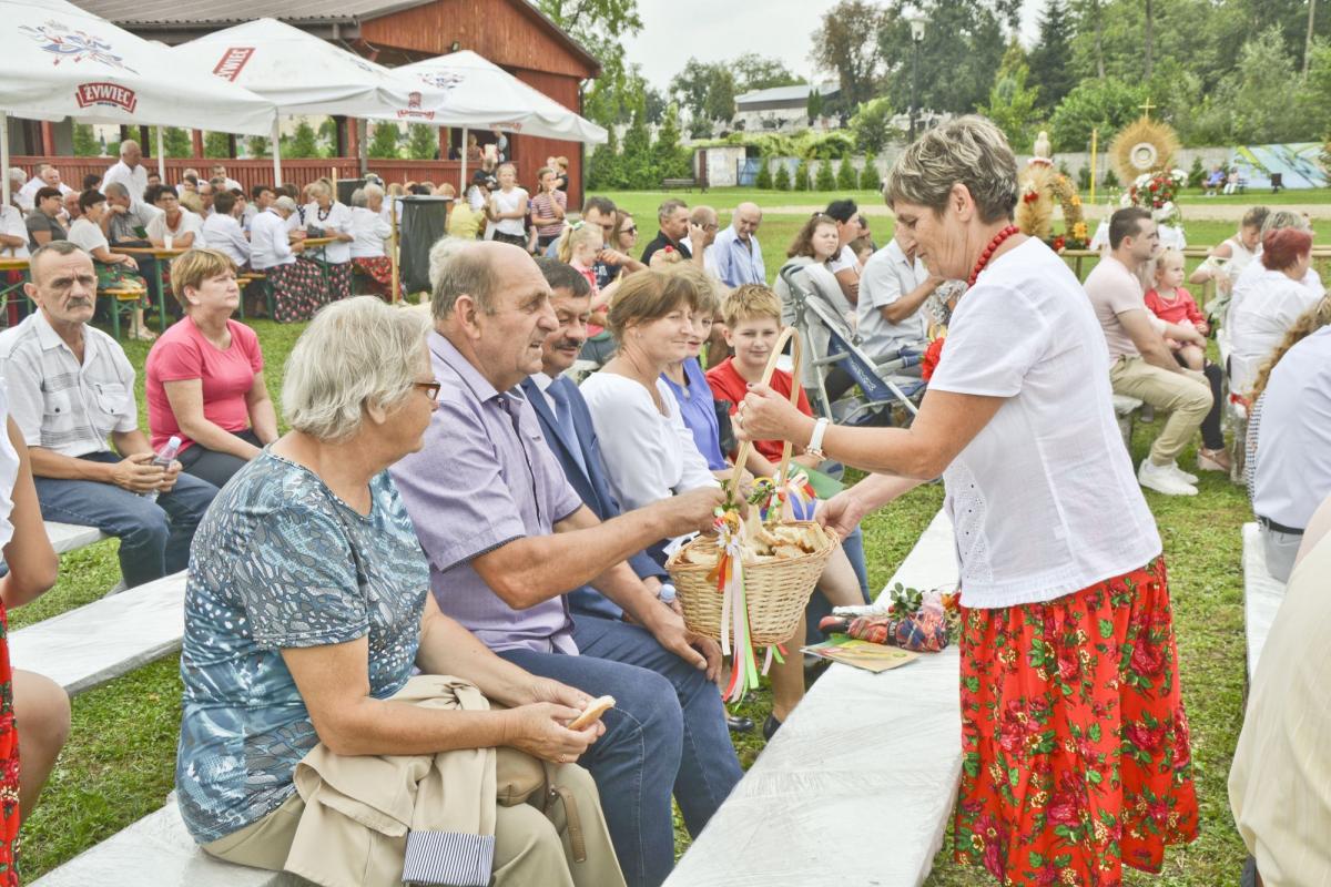 W Sieniawie podzielili się dożynkowym chlebem [ZDJĘCIA]