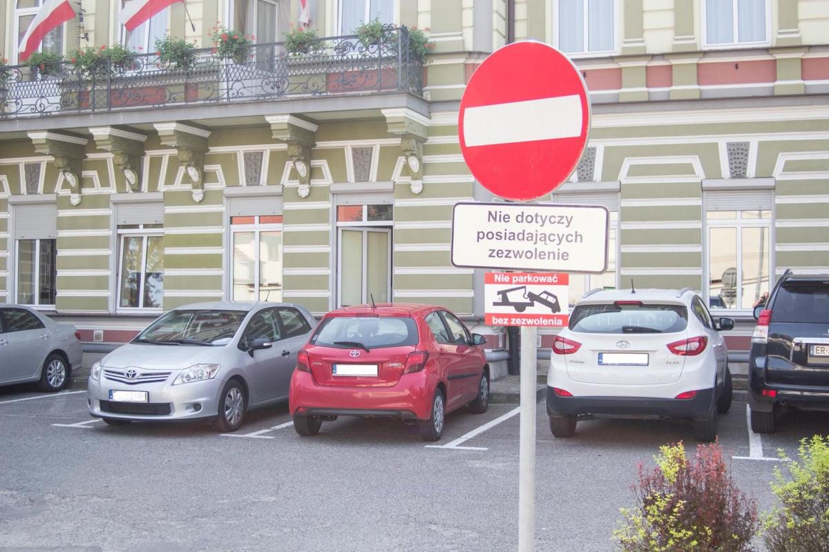 Nowa działka rozwiąże problem parkowania pod starostwem?