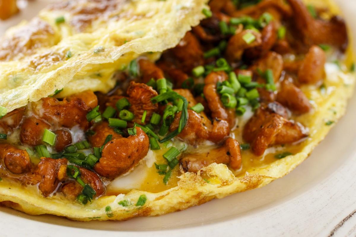 Omlet z kurkami i szczypiorkiem