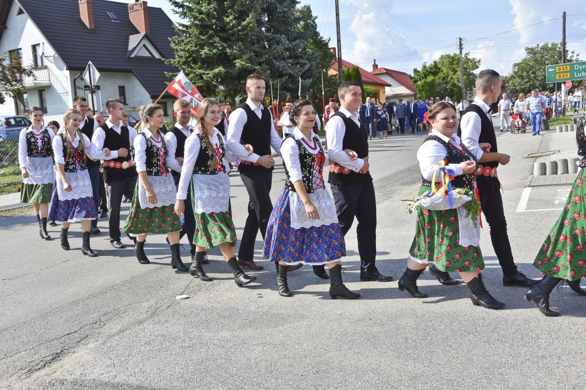 12 wieńców, złoty garniec, a na koniec Beka. Gminne dożynki w Urzejowicach za nami