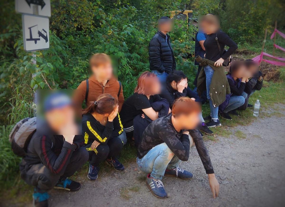 Szmuglowali Wietnamczyków. 12 osób upchnięto w skodzie