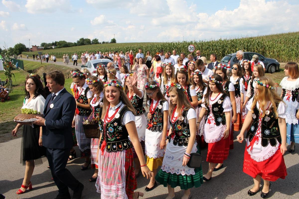 Dożynkowe wieńce, przyśpiewki i turniej sołectw w Jankowicach [ZDJĘCIA]