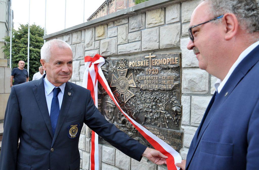 Na murze przy pomniku Orląt Przemyskich odsłonięto pamiątkową tablicę