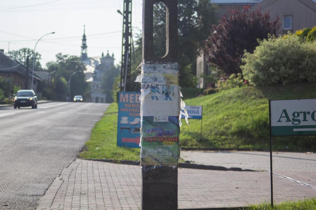 Miasto oszpecone plakatami. Radni chcą tablic