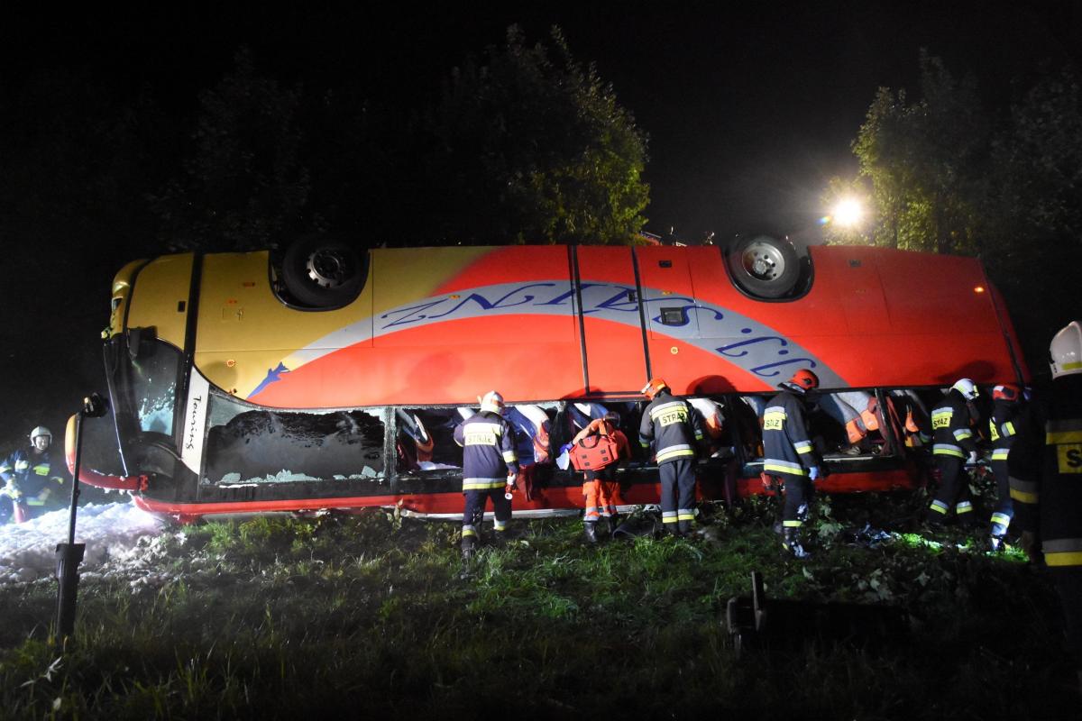 Dachował autobus. Jest wielu rannych, 3 ofiary śmiertelne [ZDJĘCIA, AKTUALIZACJA]