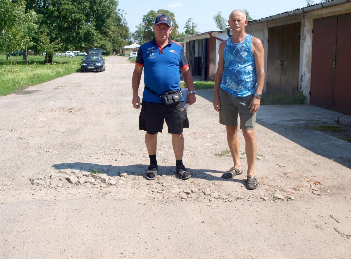 Gruntowa droga garażowa wciąż w złym stanie