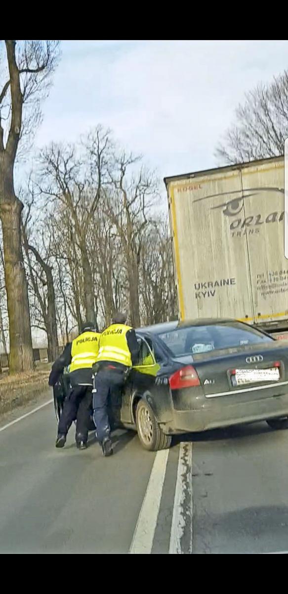 Policjant za kierownicą miał 2,63 promila. Odpowie za to przed sądem