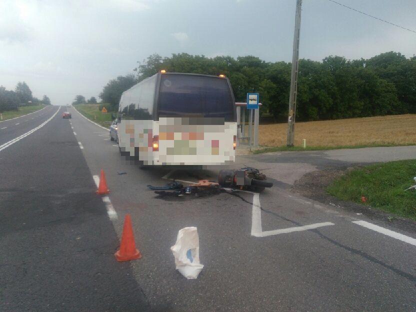 Skuterem wjechał w stojący na przystanku autobusu, bo go nie zauważył