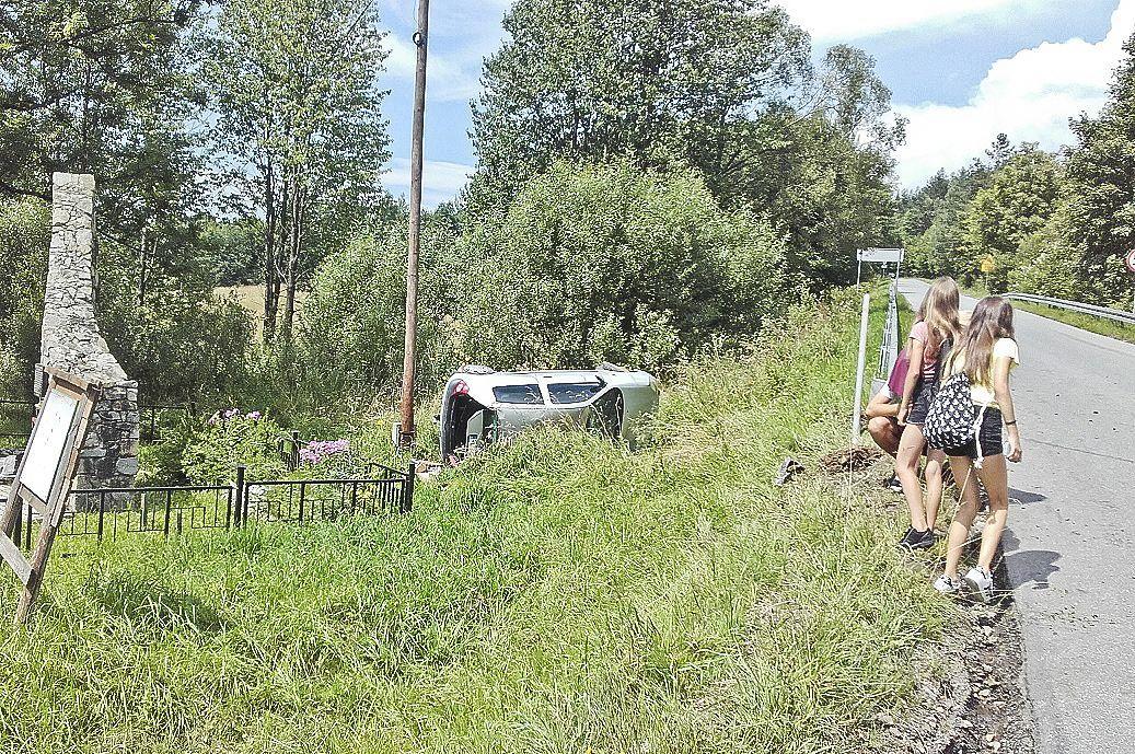 Po wypadku zszokowane dzieci biegały po drodze