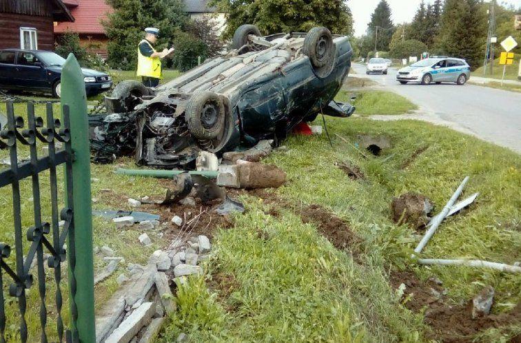 Stracił panowanie nad autem i dachował. 5 osób trafiło do szpitala
