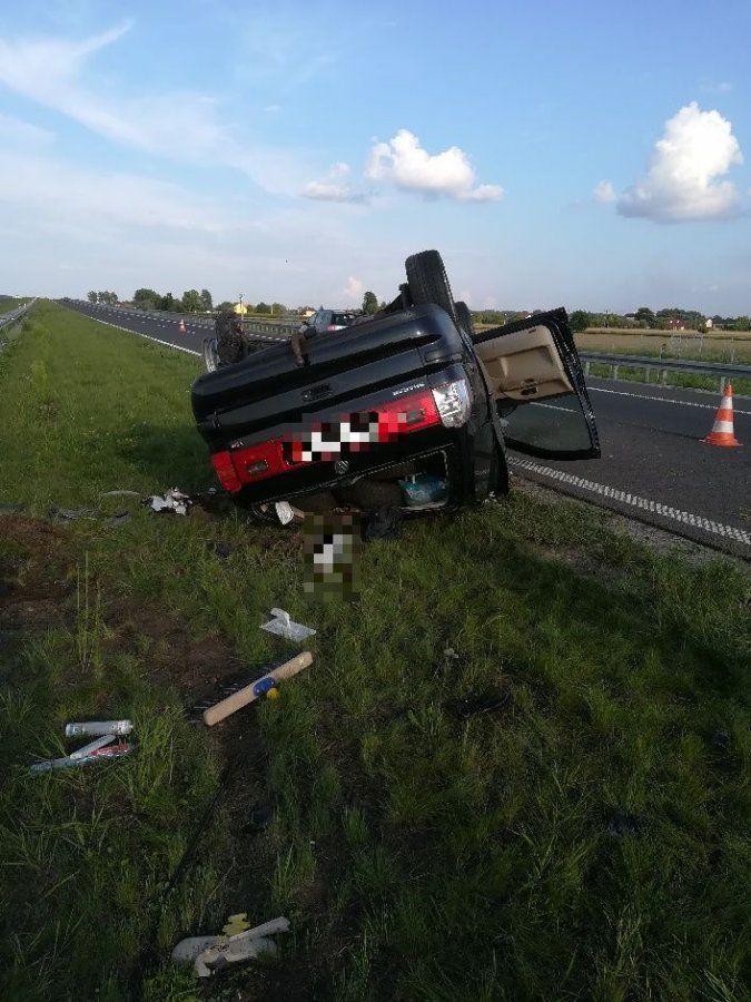 Uderzył w barierkę i dachował na autostradzie A4