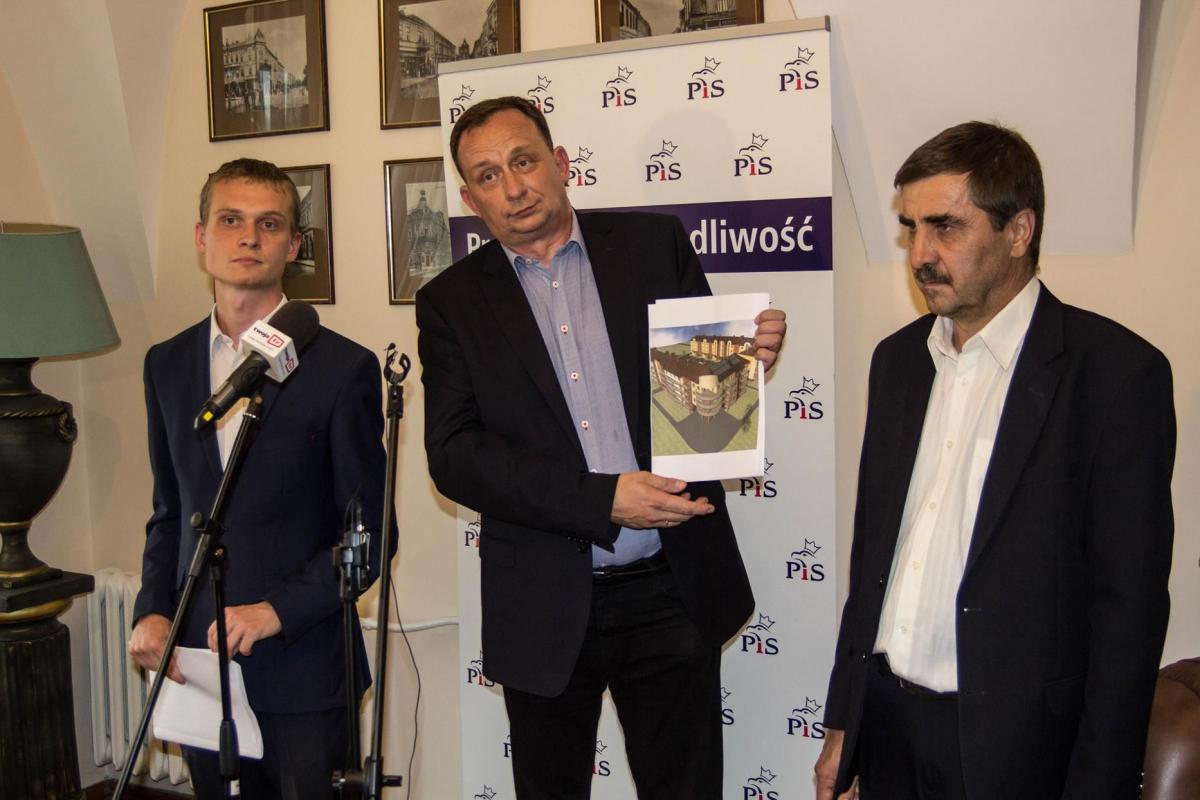 Radni PiS znają odpowiedzialnych za brak programu Mieszkanie Plus