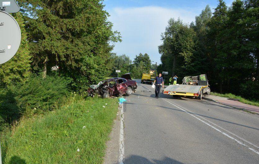 Tragiczny wypadek. Czołowe zderzenie bmw z mercedesem